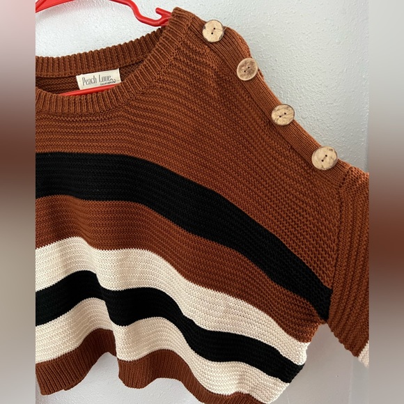 Cropped Button Detail Sweater - Picture 5 of 6